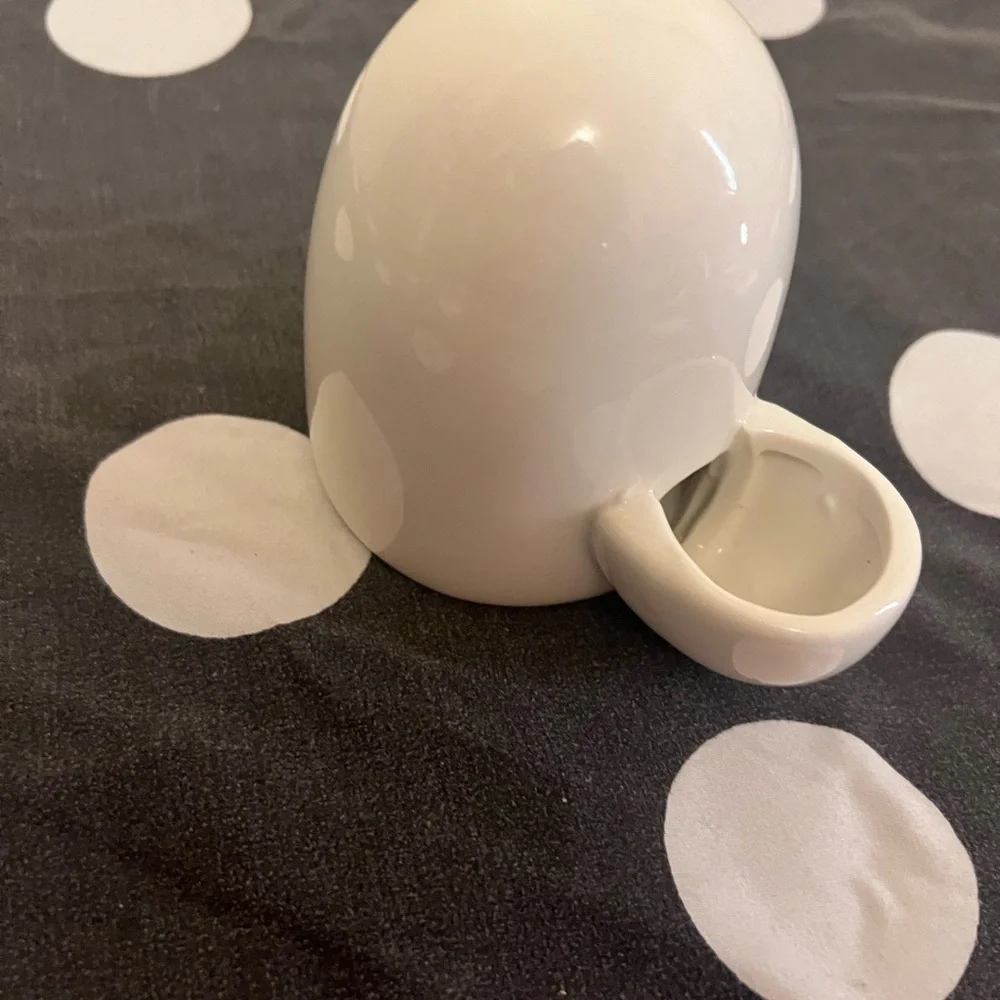 Pet feeding Dispenser. Igloo.